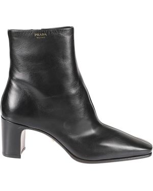 Prada Kuit Enkellaarsjes Met Puntige Neus Van Kalfsleer - Zwart