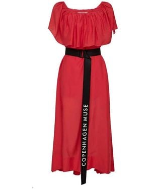 Copenhagen Muse Schulterfreies Kleid Mit Volant Und Gürtel - Rot
