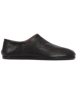 Maison Margiela Scarpe nere in pelle slip-on con punta tabi - Nero
