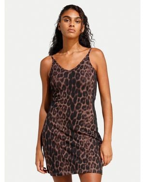 adidas Kleid Für Den Alltag Seasonal Essentials Leopard Print Jz0204 Slim Fit - Braun