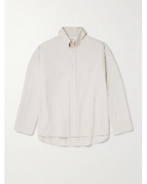 Studio Nicholson Hemd aus gestreiftem Baumwoll-Oxford mit Button-Down-Kragen und Logostickerei - Weiß