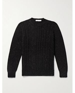 Inis Meáin Ridges schmal geschnittener Pullover aus einer Merinowoll-Kaschmirmischung mit Aran-Zopfmuster - Schwarz