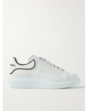 McQueen Sneakers aus Leder mit überstehender Sohle und Gummibesatz - Weiß