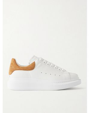 McQueen Sneakers Aus Leder Mit Velourslederbesatz Und Überstehender Sohle - Weiß