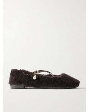 Jimmy Choo Eleri Ballerinas Aus Shearling Mit Lacklederbesätzen Und Verzierung - Weiß