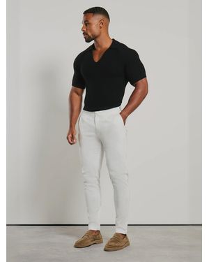 Tailored Athlete Muskulöse Passform Strukturiertes Strick-Polo-Shirt Mit V-Ausschnitt Und Offenem Kragen - Grau
