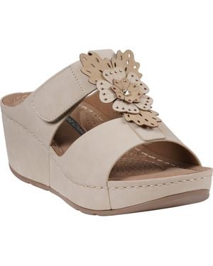 Gc Shoes Talia Flower Wedge Sandal - Brown