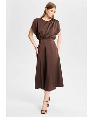 Swing Cocktailkleid Taillierter Schnitt Mit Fließendem Rockteil - Braun