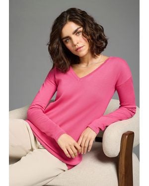 Laura Scott V-Ausschnitt-Pullover aus leichtem Übergangsstrick mit dezenter, femininer Wellenkante - Pink