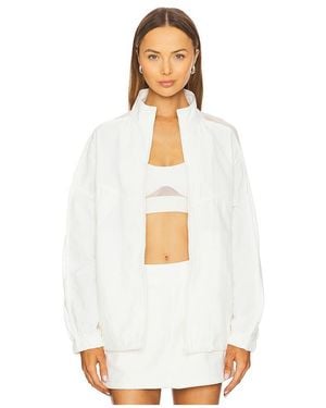 Alo ホワイト ジップアップジャケット レディース Alo Yoga ジャケットが¥21,822〜 | Lyst