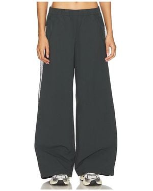 Alo Yoga パンツ - ブラック