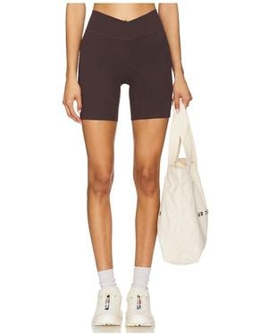 437 The V Short - Black