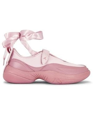 Nike Pointe Sneaker - Pink