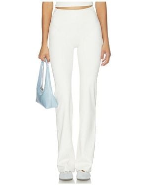 NikeSKIMS Pantalón Slim Flare En Talla (También En Xs) - Blanco
