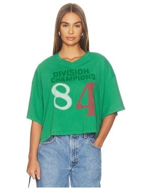 Daydreamer Camiseta Division Champs Cropped V-Neck En Color Verde Talla