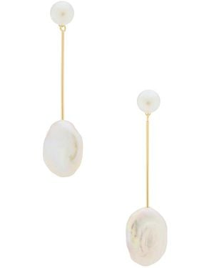 Shashi Hängeohrringe Petunia - Weiß