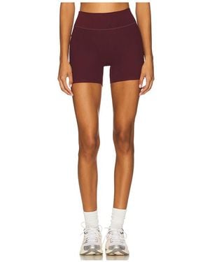 437 The Essentials Short En Color Burgundy Talla (También En S, Xl, Xs) - Rojo