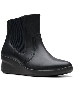 Clarks Suttyn Rae Leather Bootie - Black