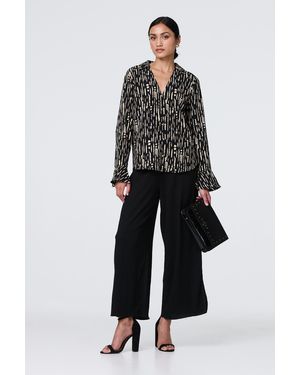 Izabel London Printed V-Neck Long Flare Sleeve Shirt - Black
