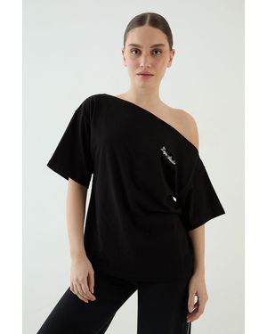 DSGN Studio Script Off The Shoulder T-Shirt - Black