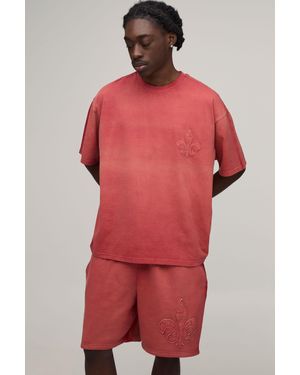 BoohooMAN Oversized Gothic Fleur De Lis Applique Washed T-Shirt & Baggy Short Set - Red