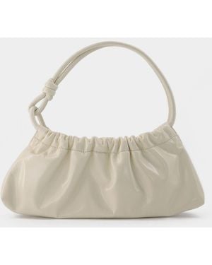 Nanushka Valerie Tas In Crème Patent Vegan Leer - Wit