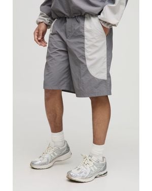 BoohooMAN Elasticated Waist Relaxed Fit Colour Block Nylon Short - Grey