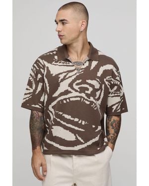 BoohooMAN Oversized Boxy Abstract Face Graphic Knitted Polo - Brown