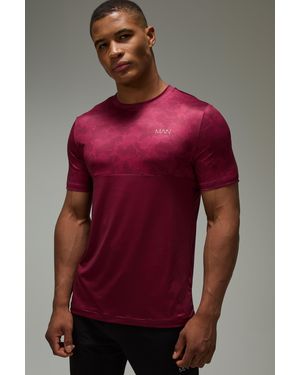 BoohooMAN Active Regular Fit Camo Colour Block T-Shirt - Red
