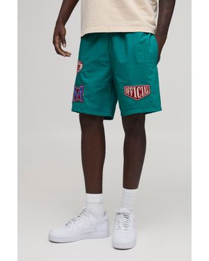 BoohooMAN Relaxed Mid Length Multi Badge Nylon Short - Green