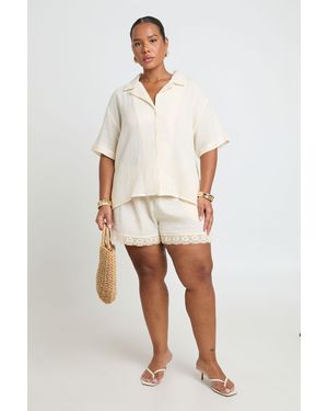 Boohoo Plus Lace Hem Trim Flippy Short - Natural