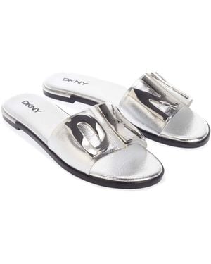 DKNY Damessandaal Waltz Plat In Zilver - Wit