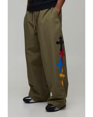 BoohooMAN Extreme Parachute Fit Cross Embroidered Trousers - Green