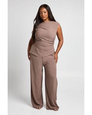Boohoo Plus Off The Shoulder Asymmetric Hem Top - Brown