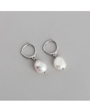 SVNX Baroque Pearl Earrings - Metallic