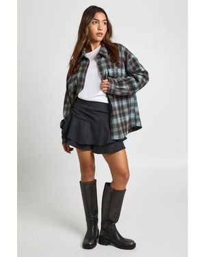 Boohoo Ruched Textured Ruffle Skort - Black