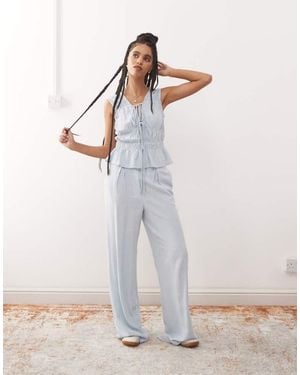Reclaimed Vintage Ruched Tie Front Linen Blend Top - Blue