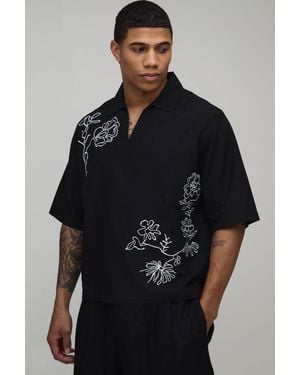 BoohooMAN Linen Blend Boxy V Neck Floral Embroidered Polo - Black