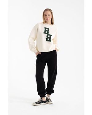 Hiccup 2 Pieces: Graphic Crew Neck Oversized Sweatshirt & High Waist Elastic Jogger - White