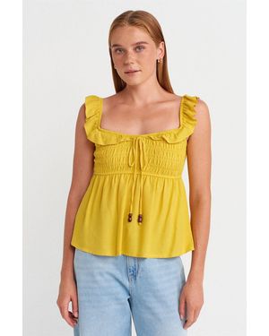 Dilvin Mouwloze Blouse Met Vierkante Hals En Strikaanluiting - Geel