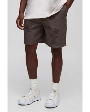 BoohooMAN Elasticated Waist Relaxed Fit Cross Applique Shorts - Brown