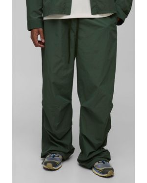 BoohooMAN Parachute Crinkle Trousers With Toggles - Green