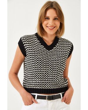 Bianco Lucci Zebra Pattern V-Neck Sleeveless Crop Jumper Vest - Black