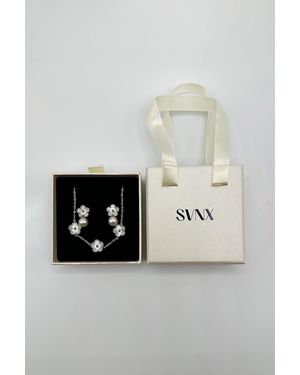 SVNX Floral Pearl Stud Earrings & Bracelet - Metallic