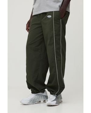 BoohooMAN Relaxed Fit Elasticated Front Binding Toggle Hem Nylon Trousers - Green