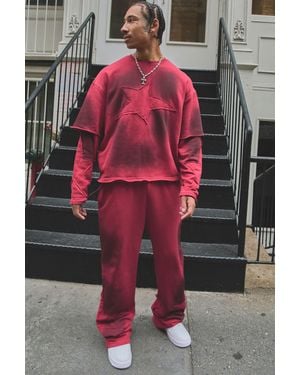 BoohooMAN Relaxed Fit Flare Star Applique Spray Washed Loopback Joggers - Red