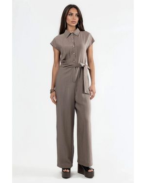 Busem Wijd-Geschouderde Overhemdkraag Jumpsuit Met Knopen - Bruin