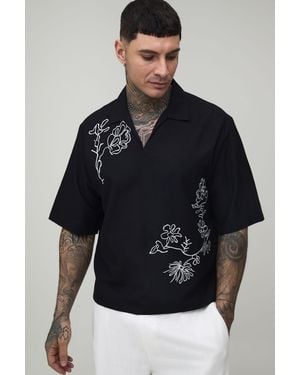 BoohooMAN Tall Linen Blend Boxy V Neck Floral Embroidered Polo - Black