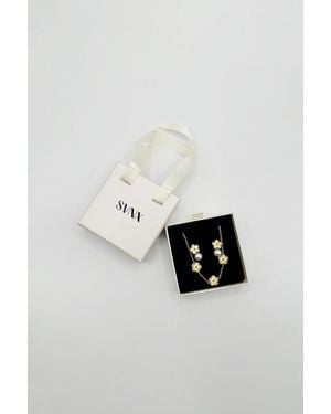 SVNX Floral Pearl Stud Earrings & Bracelet - Black