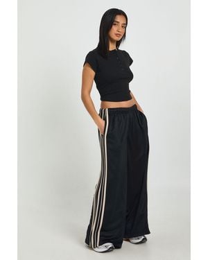 Boohoo Petite Side Stripe Adjustable Cuff Wide Leg Jogger - Black